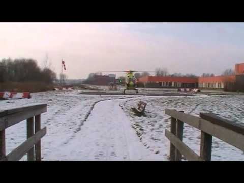LifeLiner 4 maakt noodlanding bij ziekenhuis Talma Sionsberg te Dokkum