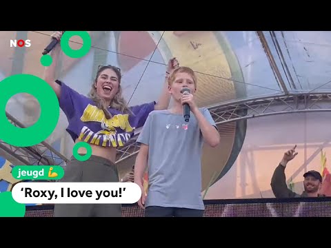 Stijn (11) zingt op het podium met Roxy Dekker