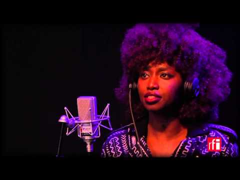 Inna Modja chante "Water" dans La Bande passante
