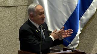 דברי ראש הממשלה בנימין נתניהו במליאת הכנסת, במסגרת דיון 40 חתימות (עדכוני משרד ראש הממשלה) - התמונה מוצגת ישירות מתוך אתר האינטרנט יוטיוב. זכויות היוצרים בתמונה שייכות ליוצרה. קישור קרדיט למקור התוכן נמצא בתוך דף הסרטון