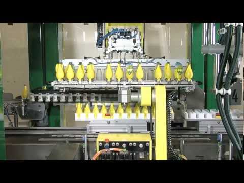 Verpackungsroboter von Schubert platzieren Zitrussaft zur Endverpackung in Kartons