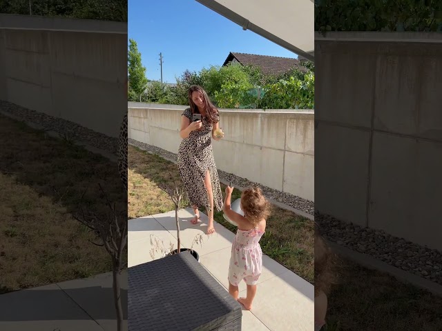 Video teaser for Samsung Galaxy Z Flip8 Test von Kristina: kompaktes Design, FlexCam & Alltagsfunktionen