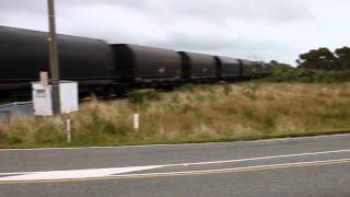 preview picture of video 'Loaded KiwiRail Coalie under power near Ngakawau Double Header Original Toll Livery'