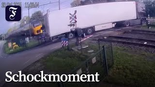 Zug rammt Lkw an Bahnübergang