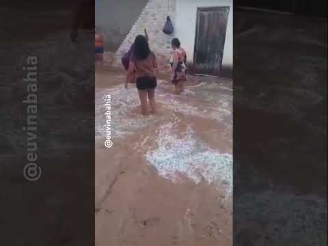 Chuva forte alaga ruas em Jussiape (BA)
