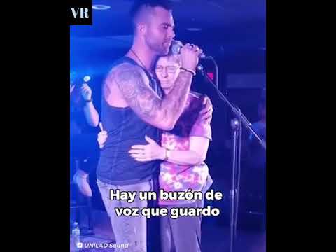 LE CANTA A SU MADRE CON ALZHEIMER