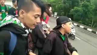 Download lagu Bonek di lempari batu oleh warga gara gara nyanyi di jalan mp3