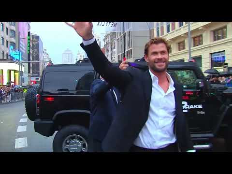 Chris Hemsworth en la Gran Vía en Madrid durante la premiere de 'Tyler Rake 2'