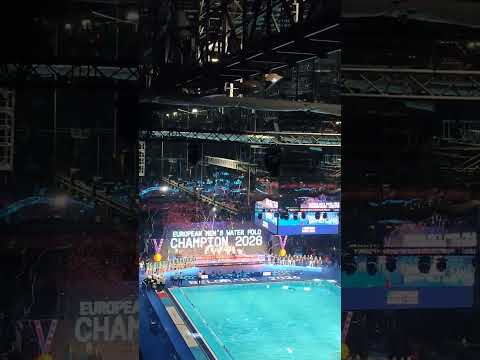 Министар Гајић извиждан у Арени током додела медаља. У наставку је уследило чувено 