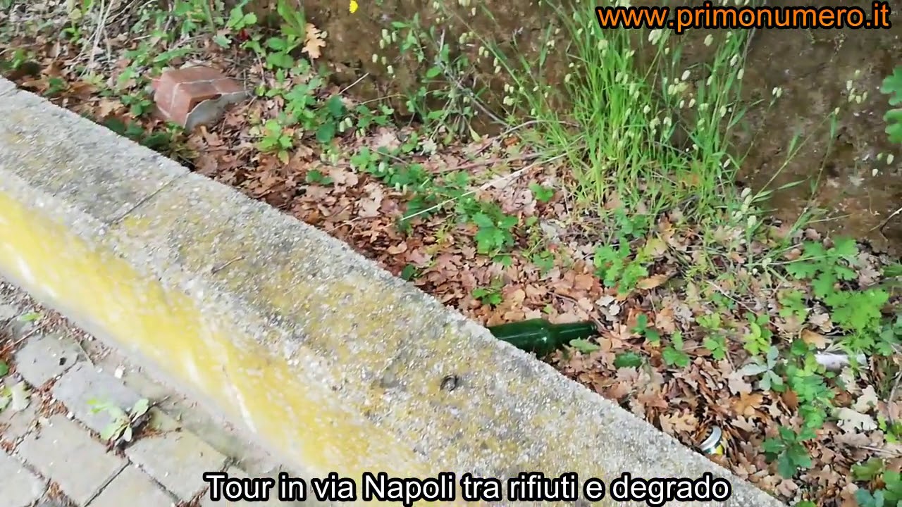 Tour in via Napoli tra degrado e rifiuti