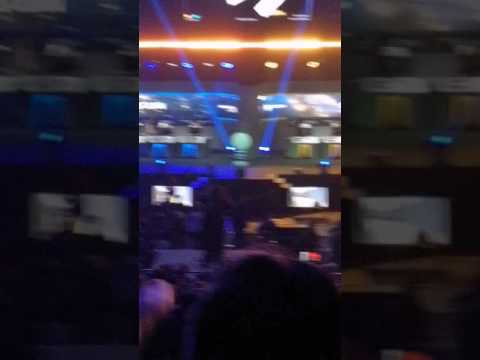 Guy lifts trophy at IEM 2017 Sydney