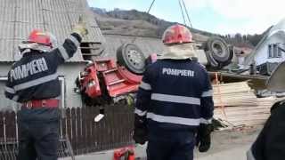 preview picture of video 'Accident TIR cu cherestea la Prisaca Dornei, Vama, Suceava'