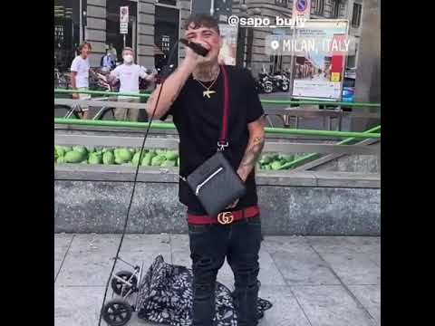 Sapo bully canta ollare ollare in piazza a Milano