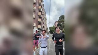 Il video del jogging di Tony Effe e Ignazio Moser all'inseguimento di un tram a Milano: sui socia...