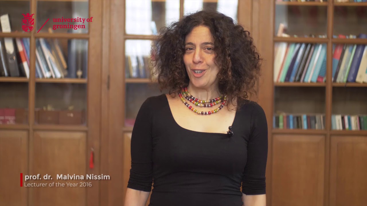 Prof. Nissim, aan winnaar van Docent van het Jaar deelt haar ervaring met lesgeven aan het Honours College