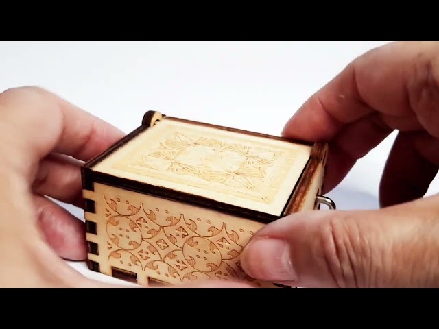 Vídeo relacionado con Youtang - Caja de música de madera tallada con mecanismo de viento para Navidad, cumpleaños, día de San Valentín (princesa Mononoke, plata)