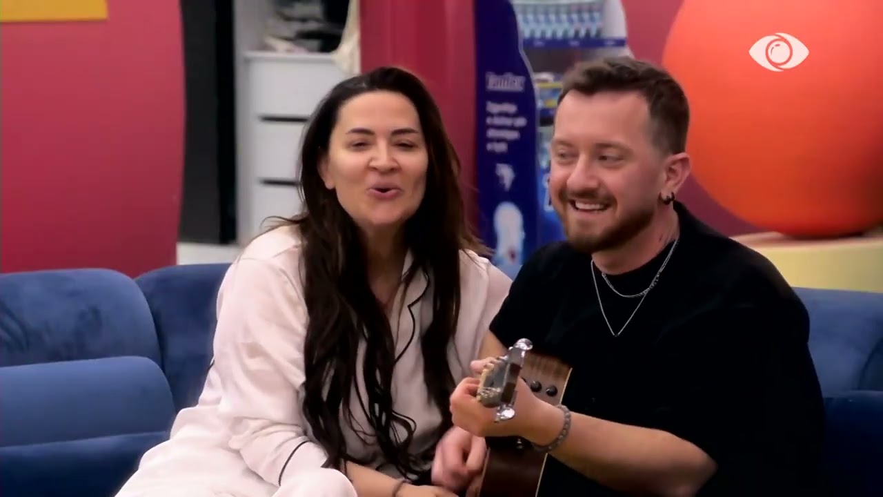 Rozana dhe Tiri vijojnë të këndojnë nën melodinë e kitarës, Krisa dhe banorët kërcejnë