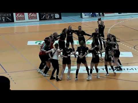 Die Spielerinnen des VFL Waiblingen feiern den wichtigen Auswärtssieg gegen HSV Solingen-Gräfrath