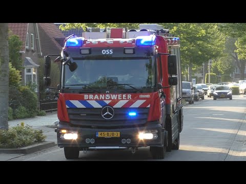 Brandweer Oss TS 21-3131 en TS 21-3132 met spoed naar een Middelbrand aan de Iepenstraat in Oss