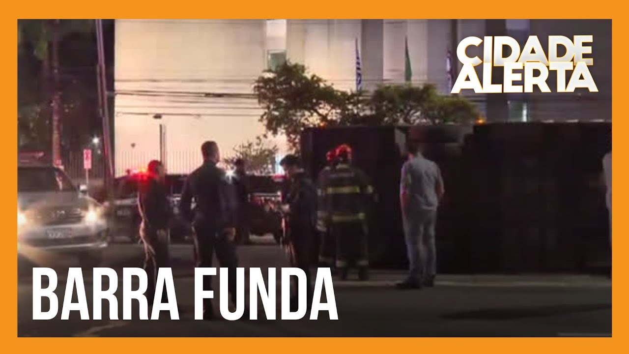 Caminhão com presos sofre acidente em frente ao Fórum Criminal da Barra Funda