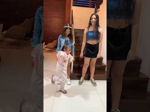 Eloah de Araújo dançando a Dança da Motinha com sua irmã - @eloahdearaujo e @sarahdearaujo10