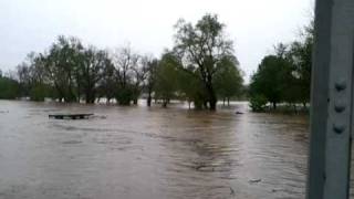 preview picture of video 'Boat Dock about to hit the Finley River Bridge in Ozark, MO Easter 2011 Floods'