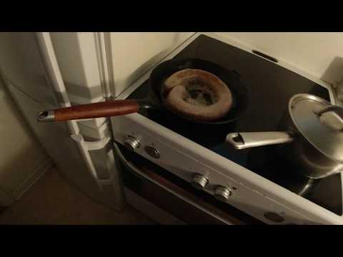 MongoTV_3483 - Danish Vlog - Mongo Madskole - Del 2 - Medisterpølse Med Ris og Brun Sovs