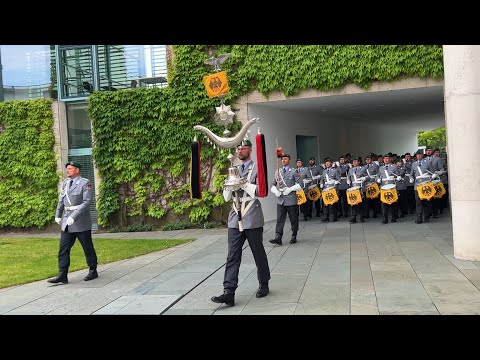 Preußens Gloria: Einmarsch Stabsmusikkorps der Bundeswehr/Wachbataillon BMVg Bundeskanzleramt