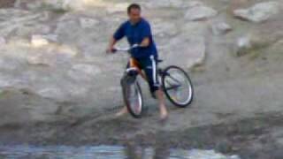 preview picture of video 'Cruzando  rio Genil en MTB (Cenes de la vega)'