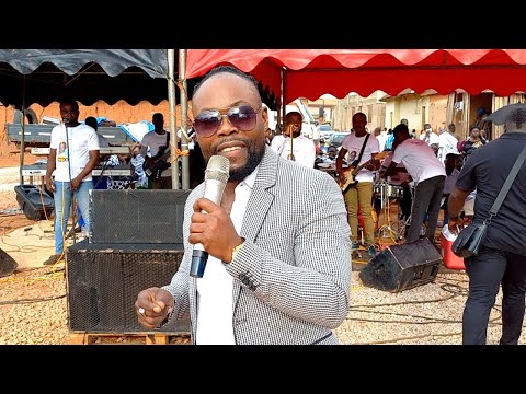 Dada KD performs Odo mu Anigye with his band at an occasion