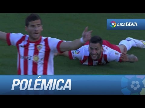 Polémica: Arroyo derriba a Edgar dentro del área