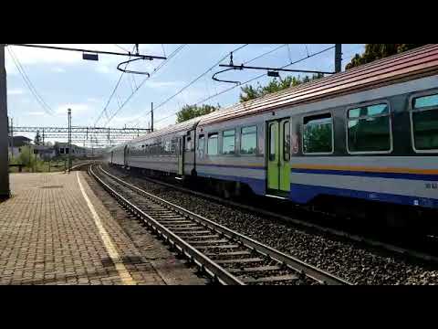 E 464 in transito con strombazzata nella stazione di San Damiano