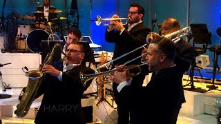 Harry Connick Jr performs &quot;O Christmas Tree&quot;