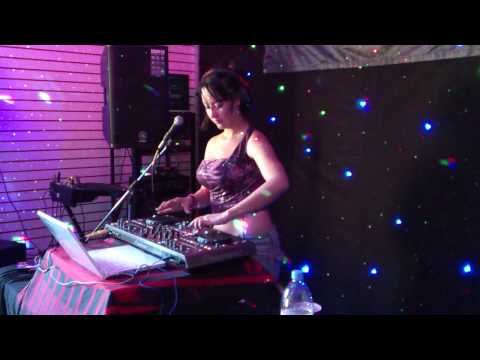 DJ Liiz Rodríguez mezclando