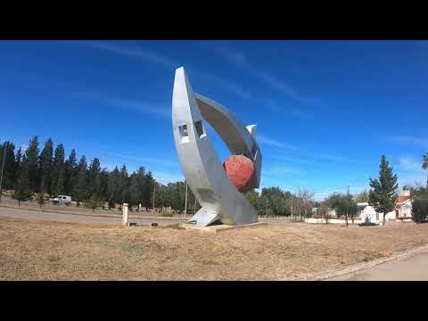 Escultura futurista en una plaza de Juana Koslay, San Luis, Argentina