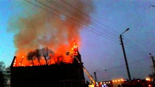 preview picture of video 'Pożar zabytkowego kościoła w Rogowie (30 marca 2014)'