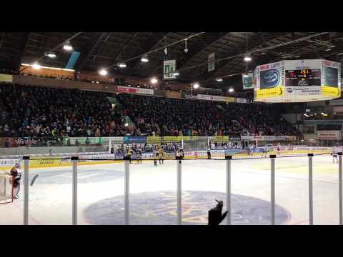 La Valascia esplode al terzo gol dell'Ambrì nel Derby contro il Lugano – chi non salta bianconero è