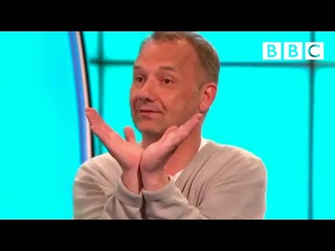 Bob Mortimer a didgeridoo zavěšené na stromě