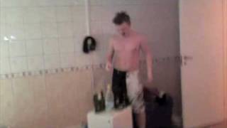 Lek blir dödligt allvar i poolen (Lifeguard Baywatch mode)