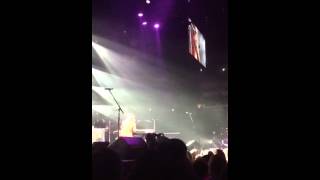 Jessi Colter performs a song for Waylon for 1st time