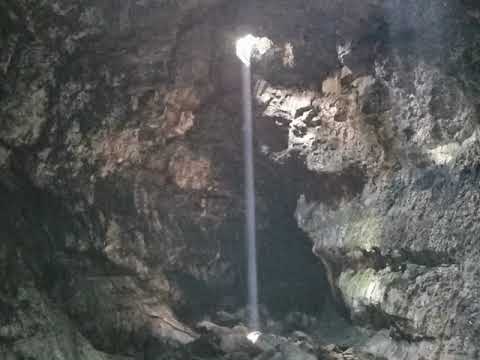 Explorando la Cueva del Mal País