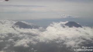 preview picture of video 'Merapi - Merbabu dari atas pesawat'