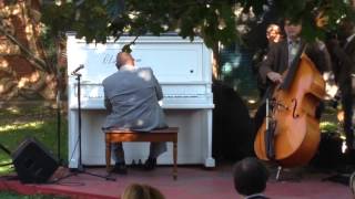 Oliver Jones joue sur un piano public dans un parc de Saint-Henri (Montréal)