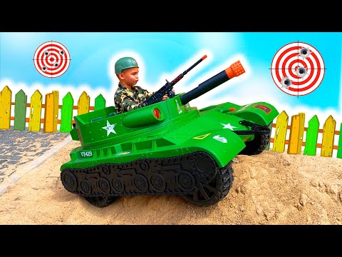 Soldaat Dima unboxt en rijdt op een nieuwe Power Wheels TANK