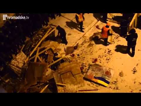 'Борітеся   поборете'  Зруйнована барикада зі словами Шевченка