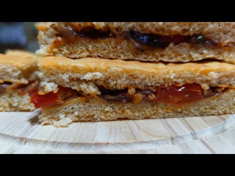 Focaccia rustica salentina alle cipolle - Sfizi & Delizie