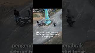Download lagu pengendara motor menabrak sebuah tugu yang berdiri tepat di tengah jalan #lakalantas #kecelakaan mp3