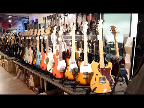 Gitarren und Piano Check im MUSIC STORE