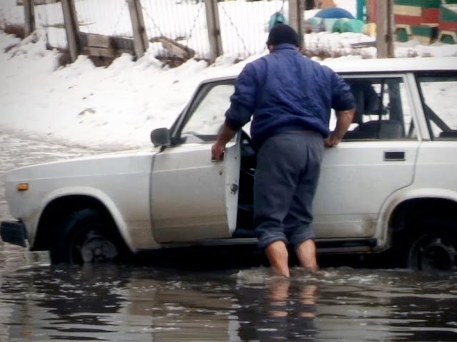 Автомобиль утонул в луже