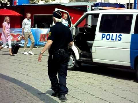 Dansande polis på Stortorget i Malmö